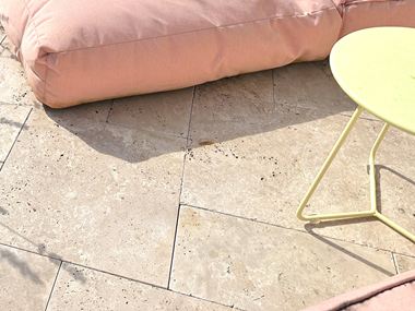 Kundefoto: Medium travertinplader, tromlet, romersk bånd, lagt på terrasse, foto af trin med blomsterbede til venstre og højre