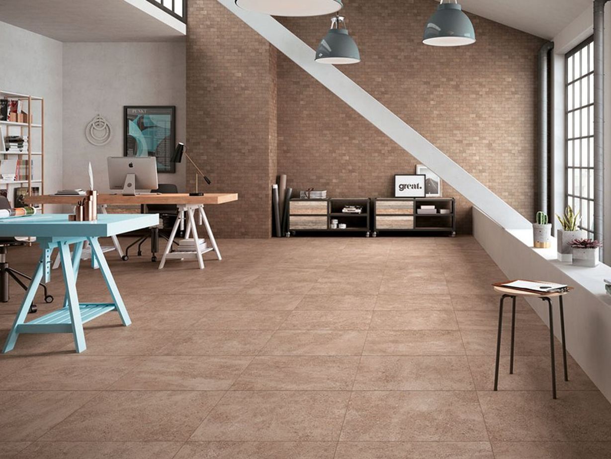 Værelse i et moderne loft med stentøjsfliser i beige