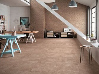 Værelse i et moderne loft med stentøjsfliser i beige