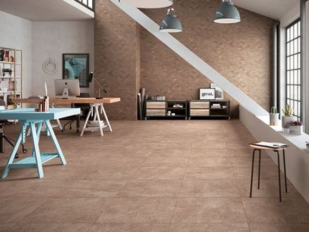 Værelse i et moderne loft med stentøjsfliser i beige