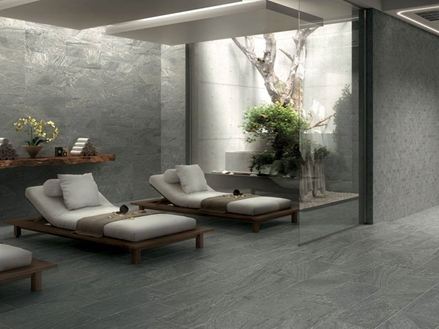 Spa-område med gråt porcelænsstentøj og to liggestole