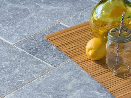 Sommerdrink på Afyon Grey-marmor