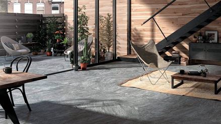 Moderne opholdsstue med mørke fliser i skiferlook