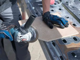 Fliser lavet af porcelænsstentøj er skåret