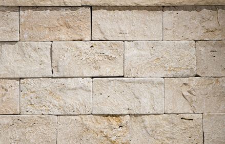 Frontbillede af travertinvæg