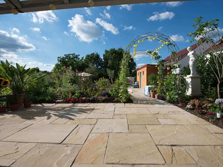 Naturlig have med lys Yellow Mint-sandsten og en lyseblå himmel