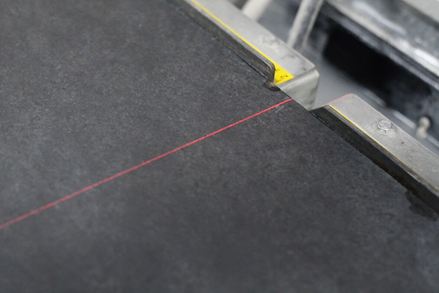En infrarød laser angiver den nøjagtige kantlængde under skæring