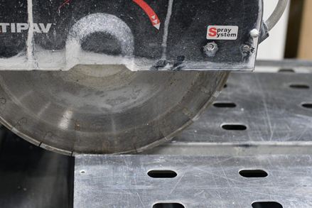 Takket være diamantklingernes hårdhed er det muligt at save rent og præcist