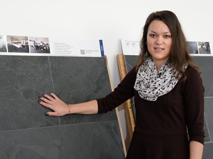 Medarbejder står foran eksempler på skiferplader