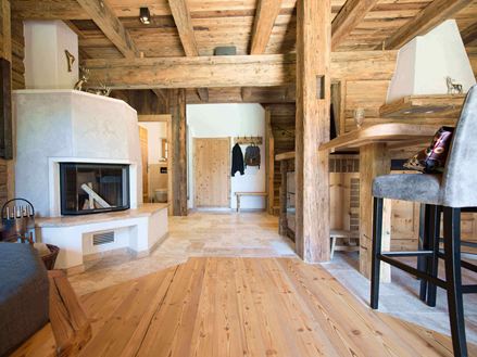 Alt er perfekt afstemt: Træ og natursten i harmonisk samklang