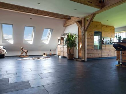 Gammelt elsker nyt - og træ og skifer skaber WOW-effekten!