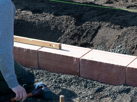 Vaterpas på murstenene under installationen