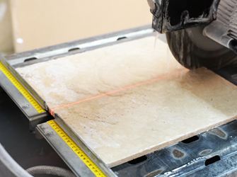 En sav skærer i lyse natursten