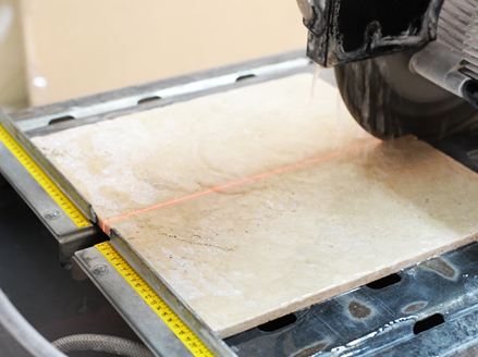 En sav skærer i lyse natursten