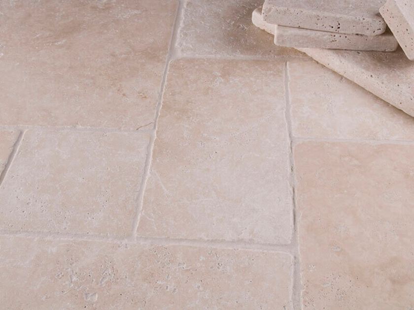 Light fliser med flisestabel som dekoration