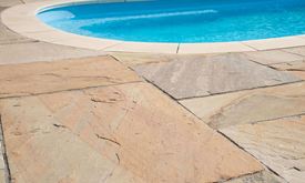 Sandstensplader lagt ved poolen