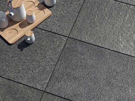 Terrasseplade af basalt Takeda fra oven med dekoration