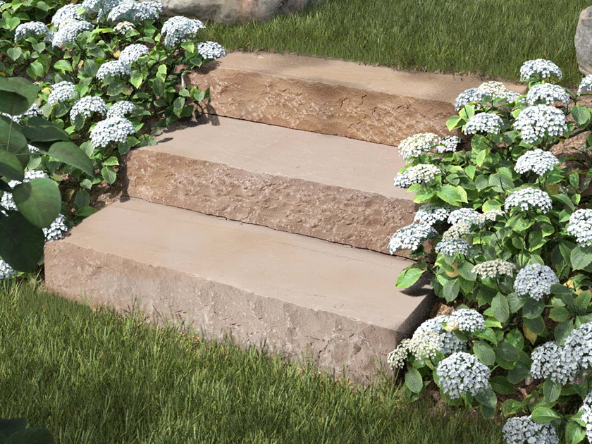Blokér trin i Modak-sandsten med blomster og buske