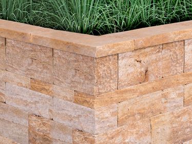 Mursten Travertine Gold Rustic med græs