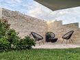 Foto af kunde. Attraktiv kontrast: Middelhavsvæg & moderne siddemøbler Travertine_Masonry_Medium_Select_Rustic_Sitting_Corner