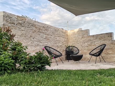 Travertine_Masonry_Medium_Select_Rustic_Sitting_Corner