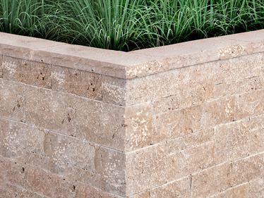 Mursten Travertine Noce Rustic med græs