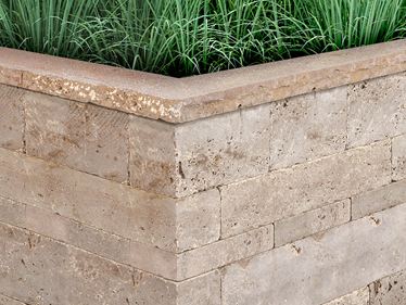 Mursten i travertin Noce med græs