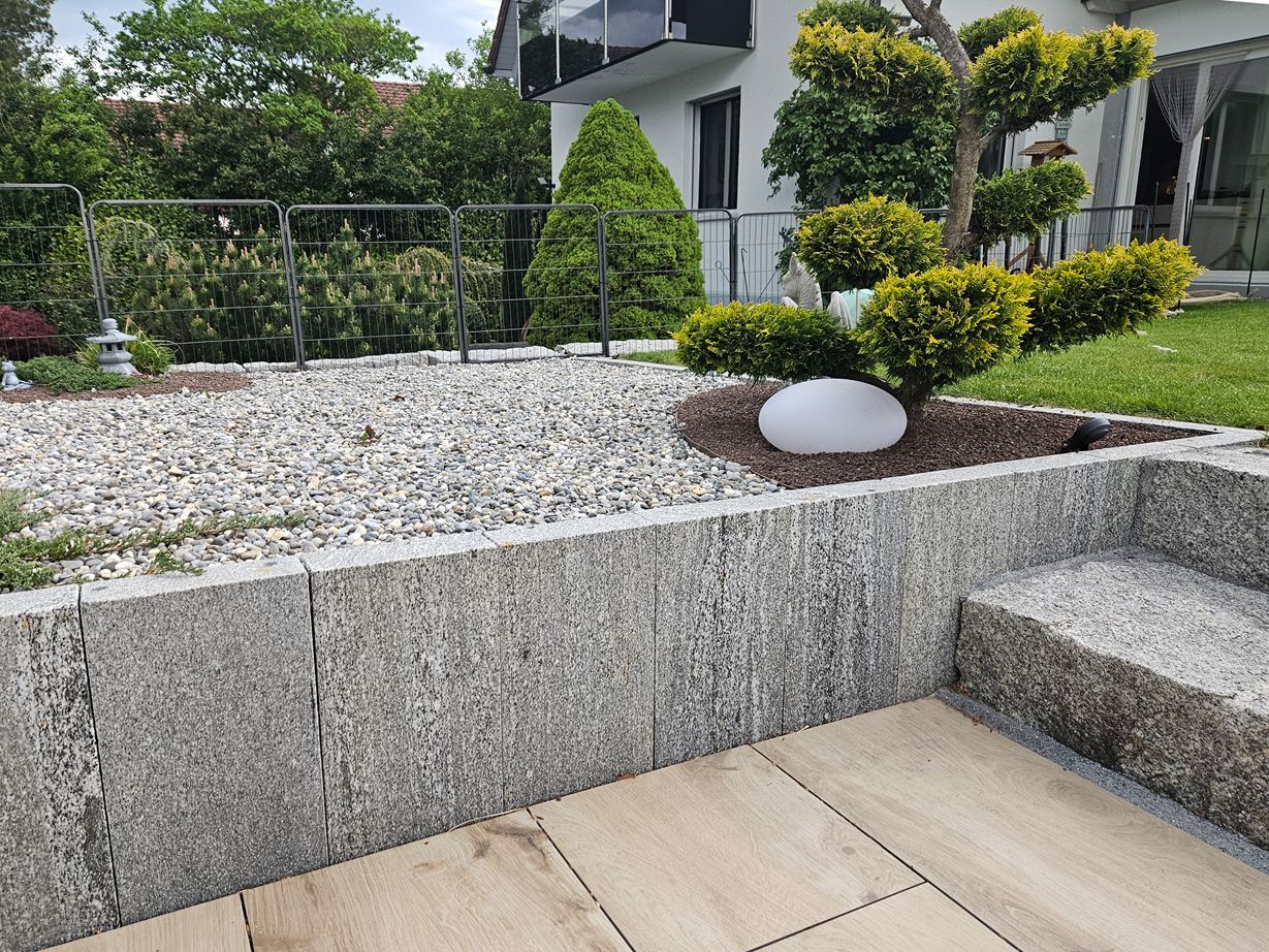 Kundefoto: Urban Grey Line Palisader som en smuk og praktisk sengestøtte. UGL_pallisades_bed_support2