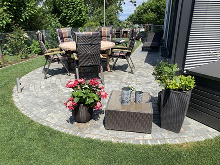 Belægningssten Gneiss Urban Grey Line i grøn med blomster