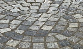 Designideer med gnejs-belægningssten Urban Grey Line gnejs belægningssten lagt i en cirkel