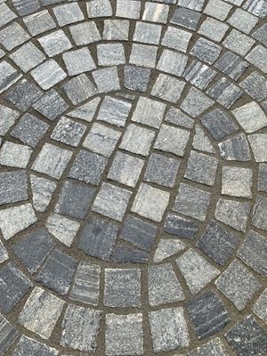 Urban Grey Line gnejs belægningssten lagt i en cirkel