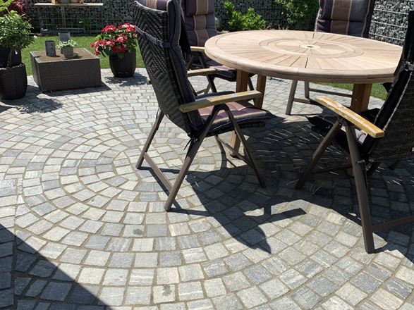 Belægningssten Gneiss Urban Grey Line med bord