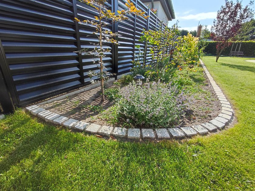 Runde belægningssten som bedkant