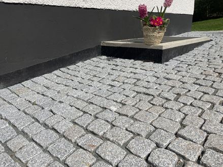 Brolægning_granit Sølv_Rustik_indkørsel_blomster
