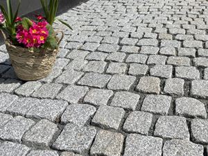 Brolægning_granit Silver_Rustice_kørebane_nær_blomster