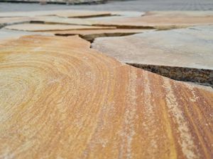 Polygonale plader af kvartsit Irish Gold close