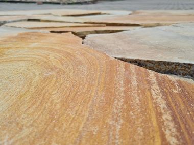 Polygonale plader i kvartsit Irish Golds smukke struktur Polygonale plader af kvartsit Irish Gold close