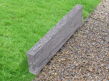 Græsplænekant Gneiss Urban Grey Line med græs og grus