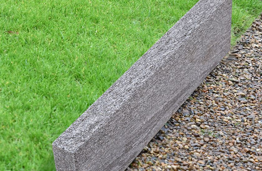 Græsplænekant Gneiss Urban Grey Line med græs og grus_cutout_banner