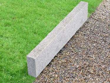 Granit Silver Classico græsplænekant med græsplæne og grus