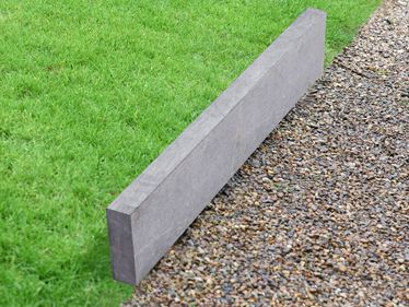 Lago kalksten græsplænekant med græsplæne og grus