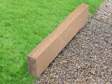 Græsplænekant i sandsten Miak med græs og grus