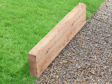 Græsplænekant travertin gold med græs og grus