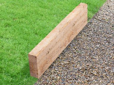 Græsplænekant travertin gold med græs og grus