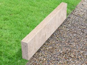 Græsplænekant Travertine Medium Select med græs og grus