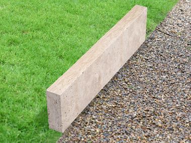 Kan kombineres perfekt med vores travertin-terrasseplader Græsplænekant Travertine Medium Select med græs og grus