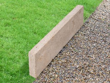 Græsplænekant travertin medium med græs og grus