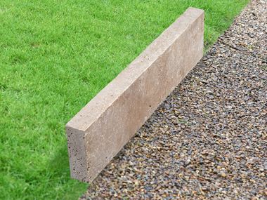 Græsplænekant travertin Noce med græsplæne og grus