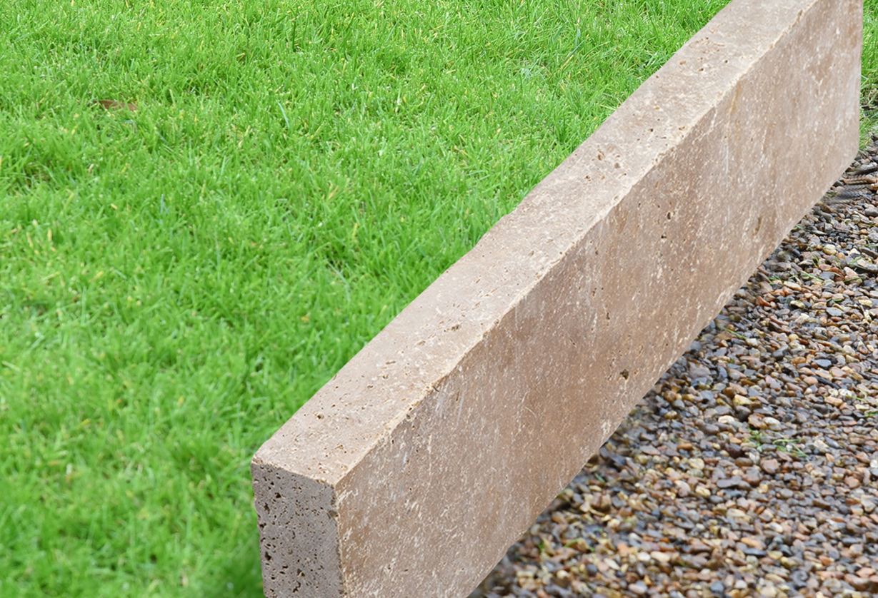 Græsplænekant travertin noce med græsplæne og grus_cutout_banner