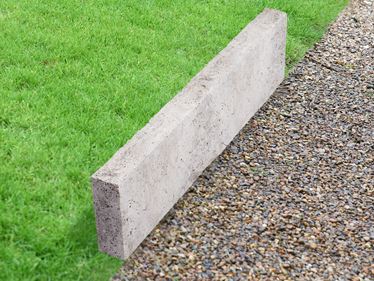 Travertin Silver Græsplænekant med græs og grus